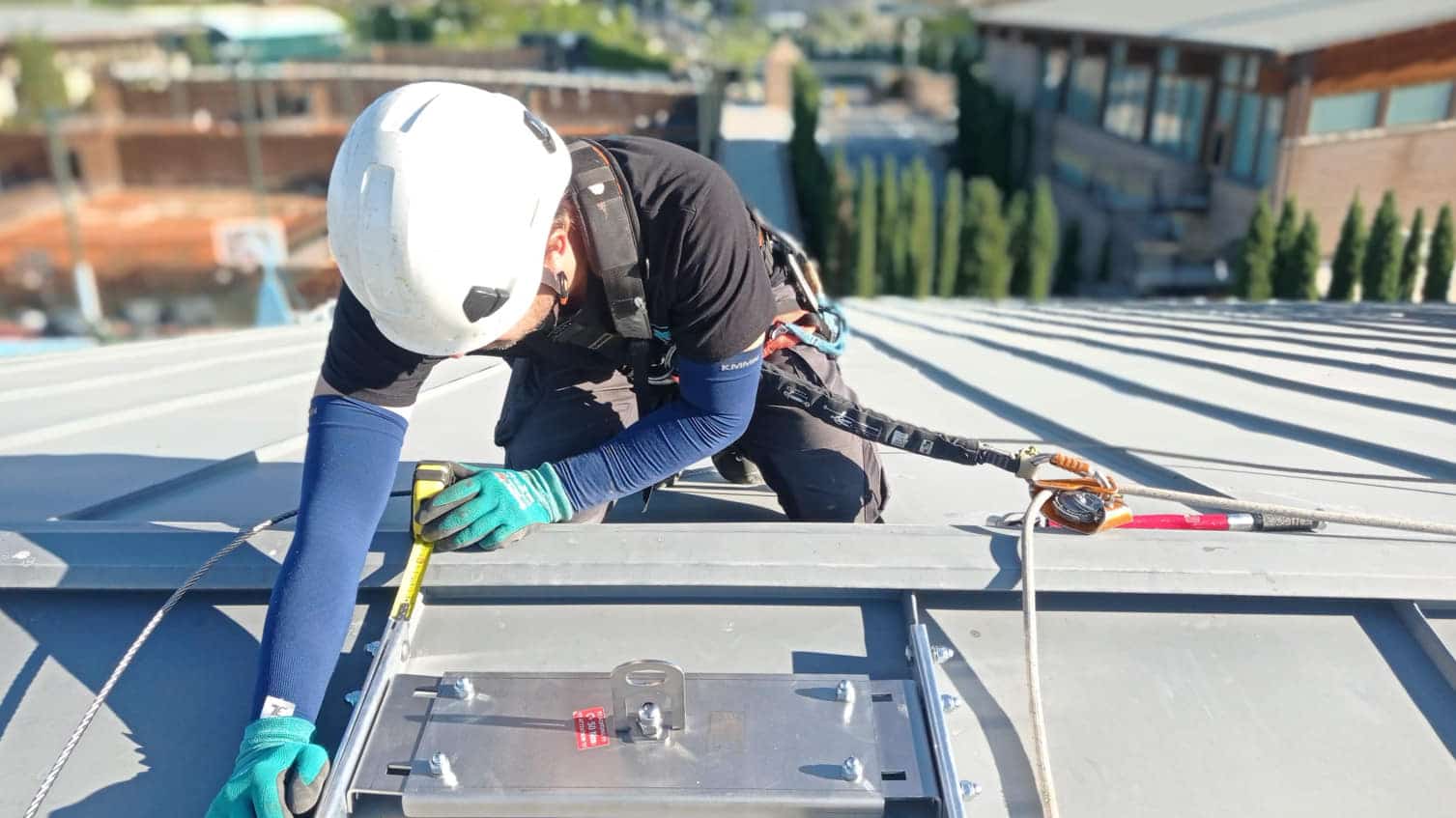 experto instalando línea de vida en tejado